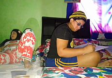 Me Masturbo Mi Gran Coño Mientras Mi Hermanastra Hace Las Tareas De La Universidad