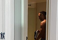 Vecino Aprovechó El Defecto De La Ducha Para Llevarse A La Vecina Y Ducharse Subtítulos En Español