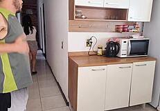 Sexo arriscado transando com melhor amigo do corno enquanto ele toma banho.