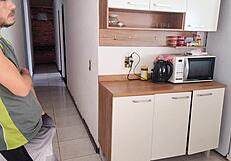 Sexo arriscado transando com melhor amigo do corno enquanto ele toma banho.