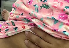 acariciando el dulce cuerpo de hermosa latina para que me entregue su virginidad