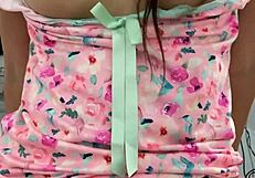 acariciando el dulce cuerpo de hermosa latina para que me entregue su virginidad