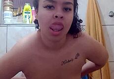 pov eu descobri o segredinho dela pra buceta lisinha a safada usa creminho na xota