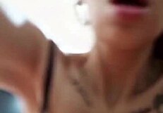 a mi novia le encanta chuparme las bolas hasta vaciarme todo!!