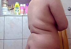 pov eu descobri o segredinho dela pra buceta lisinha a safada usa creminho na xota