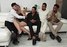 स्पेनिश ब्लोंड बीबीडब्ल्यू को मोटे लंडों से रफ एनाल गैंगबैंग