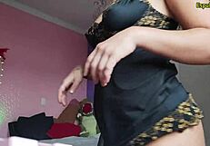 ei brasileira gostosa brincando com lingerie suja nos pés de manhã se excitando