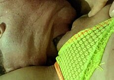 लैटिना मिल्फ लिंगरी में होटल पर बड़ा लंड हिलाती