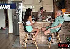 बीवी पति डिनर बनाते पास जवान लड़की संग चुपके चुदाई