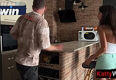 बीवी पति डिनर बनाते पास जवान लड़की संग चुपके चुदाई