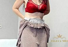 रशियन मिल्फ एंजेला बड़े लटकते चुचे मोटे निप्पल वाली रसीली भुड़ी चूत उतारती ड्रेस लिंगरी डांस