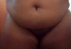 Olha essa gordinha tirando a roupa e mostrando o cu gordo