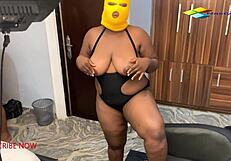 मोटी एबोनी सौतेली मां बड़े काले लंड से डॉगी में कराहती स्क्वर्ट रफ चुदाई