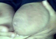 mama gordita... uh jugando con dildo metiendolo en coño peludo