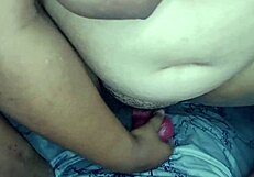 mama gordita... uh jugando con dildo metiendolo en coño peludo