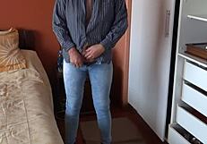 Hidden Cam Captures Stepmom Fingering Herself Excitedly