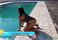 Novinha rabuda meets tio dj jump by the pool and things heat up