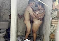 सौतेली माँ की शावर में हरामी चुदाई लटके लंड वाले प्रेमी संग