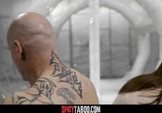 मैं वो लाल बालों वाली जवान लड़की हूं जिसकी चूत पोस्ट-अपोकलिप्टिक पॉड में रफ डॉगी क्रिम्पाई के बाद ठोकी गई