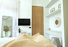 Dude goons hard in salon as masseuse deepthroats and rides his tight pussy grip