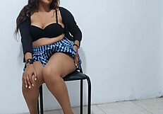 बस्टी 18+ स्टूडेंट की नेचुरल चूचियां चेयर पोज में
