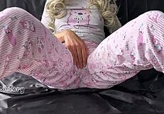 omg this asian 18+ teen's pussy squirts huge from horny masturbation