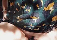 परिपक्व बीवी की बड़ी ऊंट चूत बाहर क्लोजअप फ्लैश