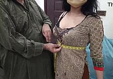 खूबसूरत पाकिस्तानी लड़की व्यस्त दर्जी दुकान पर कपड़े ट्राई