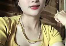 Sexy Vietnamese Girl Dances to Hot Music!