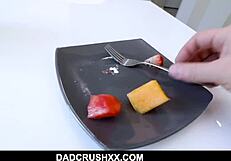 डैडी ने स्लट्टी जवान लड़की 18+ एलेक्स केन की भीगी चूत को शरारत की सजा दी