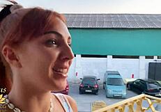 ¡Dos Chicas CHUPAN Mi Polla En El Balcón Público!