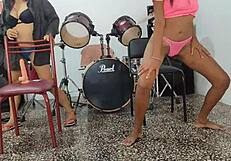 a morena e sua amiga indígena se masturbam juntas na virada do ano