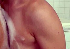 पतली जापानी मसाज वाली क्लाइंट लंड पर सवार चिकनी नुरु सोप क्रीमपाई