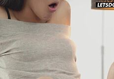 गीली जवाँ कैप्रि लेमोंडे मॉन्स्टर लंड पर सवार होकर गांड में गहराई तक लेती है