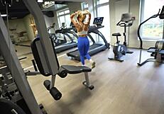 जिम में लेगिंग्स वाली क्यूट लड़की को झुकाकर चोदा फेशियल कमशॉट तक