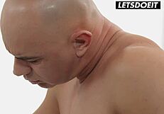 गीली जवाँ कैप्रि लेमोंडे मॉन्स्टर लंड पर सवार होकर गांड में गहराई तक लेती है