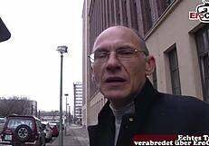 क्या बूढ़ा जर्मन दादाजी सड़क वाली हॉट ब्लोंड को सच में चोद पाए?