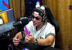 A novinha Luuh Barbosa sizes up Ruan's cock strips on podcast