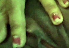 la puta madrastra en lencería masajea tetas grandes y mete dedos en coño apretado jugoso